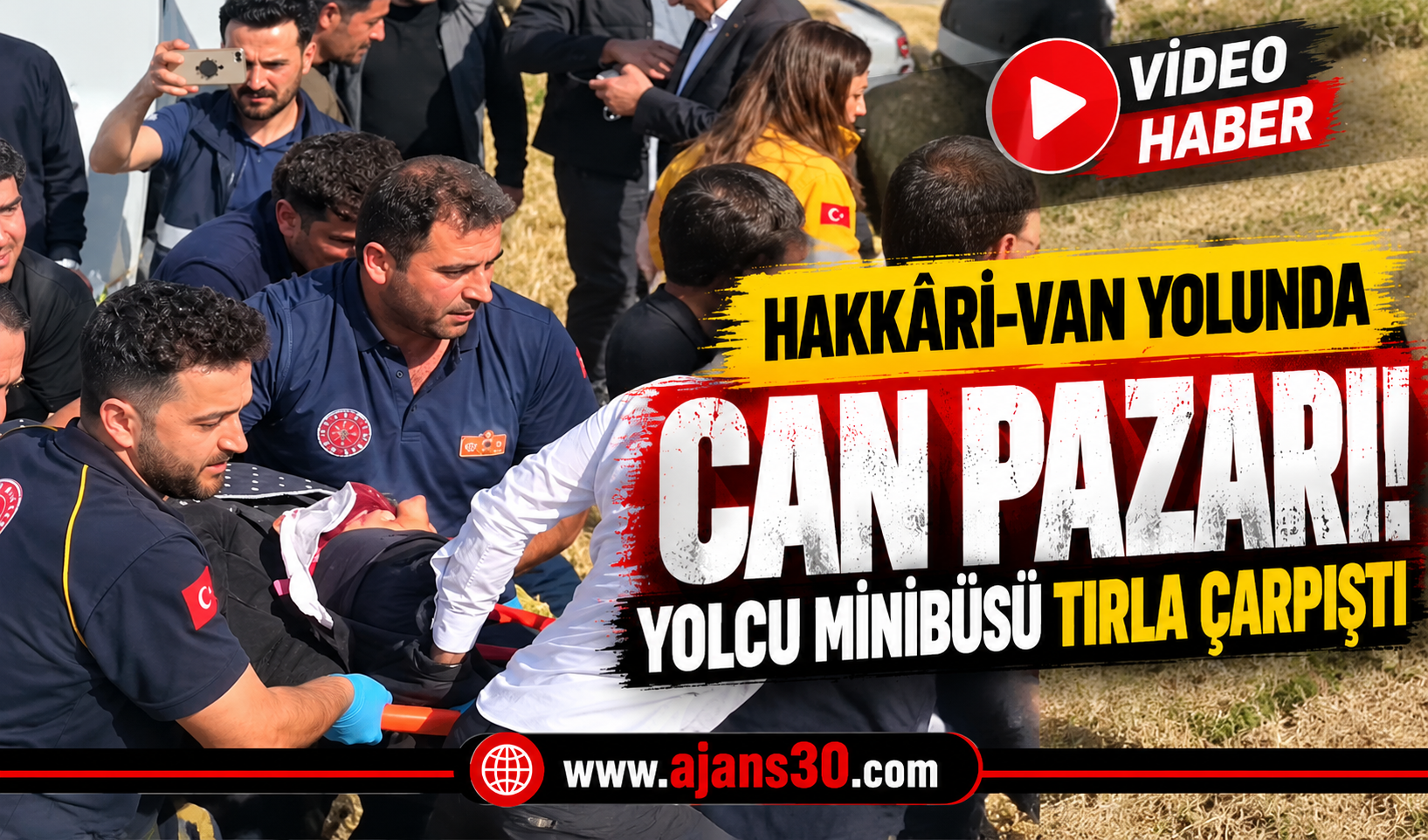 Hakkâri-Van Yolunda Can Pazarı! Yolcu Minibüsü Tırla Çarpıştı