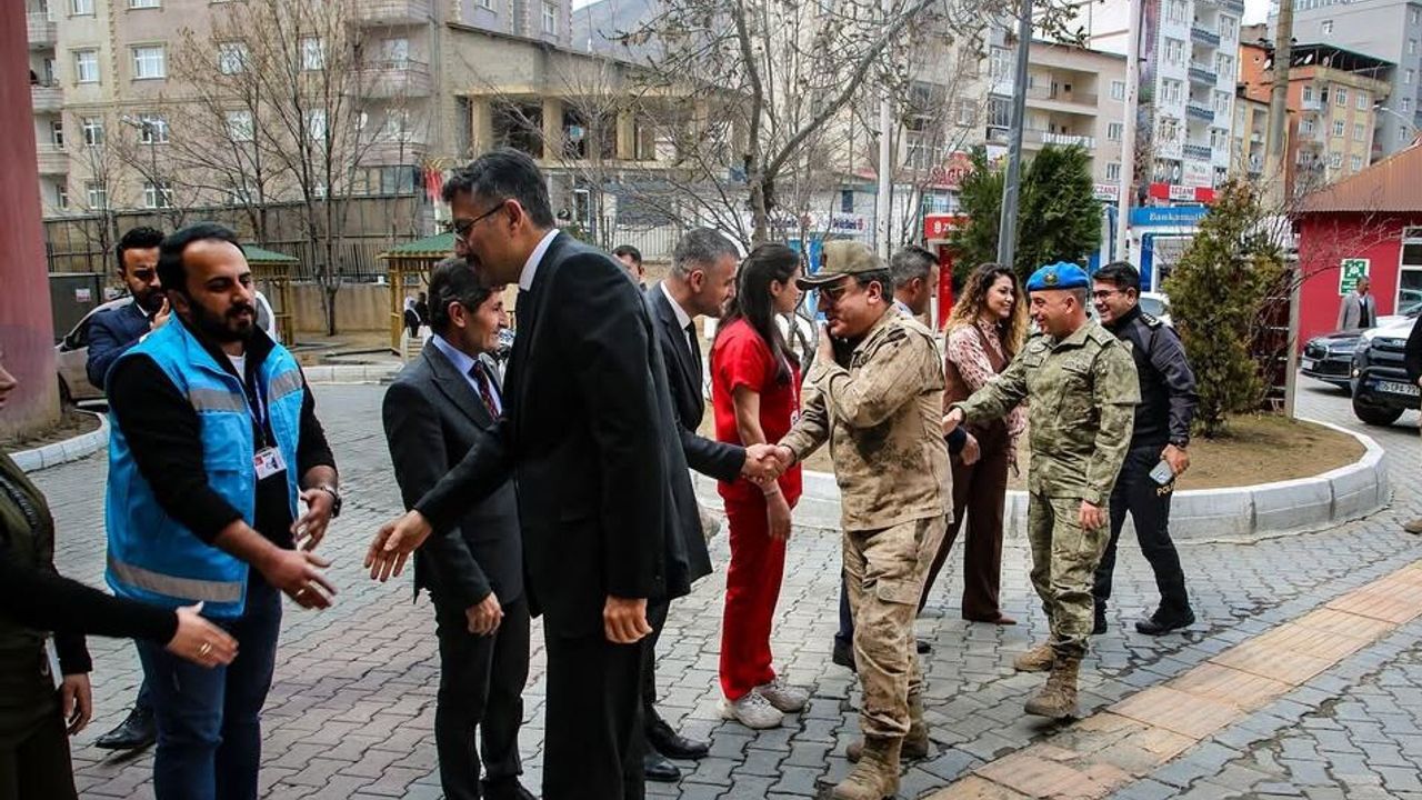 Hakkari Protokolü Bayramda Hastaları Yalnız Bırakmadı
