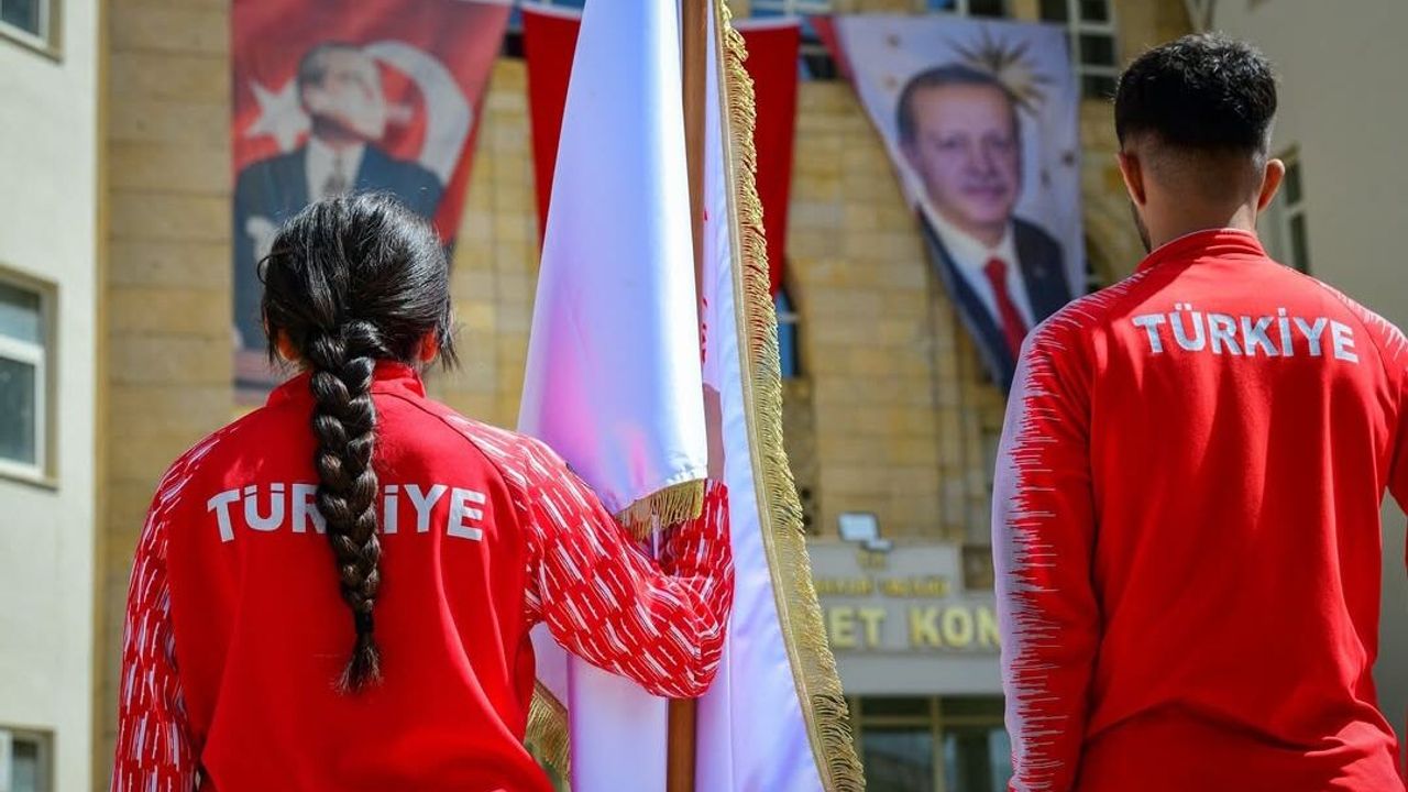 Hakkâri’de 19 Mayıs Coşkusu Resmi Törenle Başladı