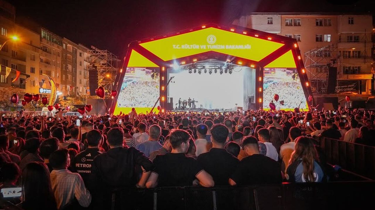 Bir Anadolu Şenliği Hakkari’de İkinci Gününde de Coşkuyla Devam Etti