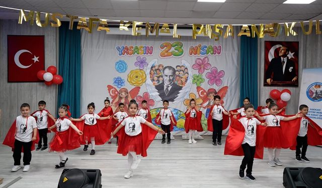 Hakkari’de 23 Nisan Sahnesi Miniklere Emanet