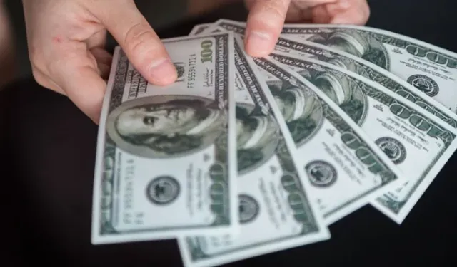 Döviz kurları güne yatay seyirle başladı.