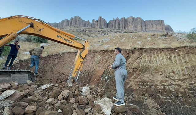Derecik Belediyesi'nden su kaynağı arama çalışması