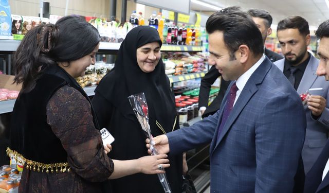 Derecik’te 8 Mart Coşkusu: Karanfil ve Ücretsiz Ulaşım!