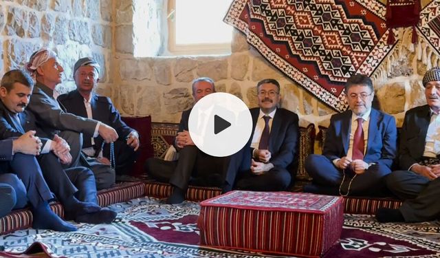 Bakan Yumaklı Çukurca’da Dengbêjlerle Buluştu: Tarih, Kültür ve Tesbih Aynı Sofrada