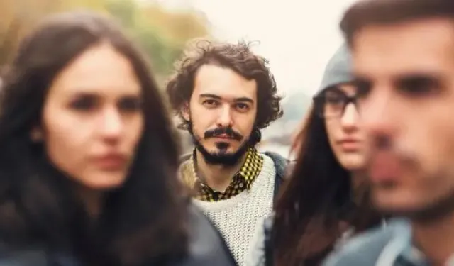 Göz teması insanı neden etkiler?