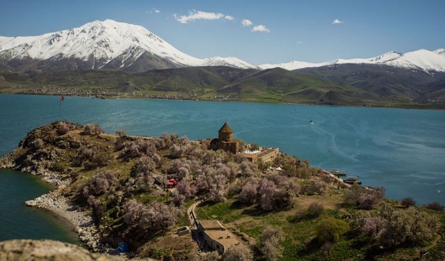 Göl, Tarih ve Çiçek Kokusu: Akdamar Adası’nda Büyüleyici Festival