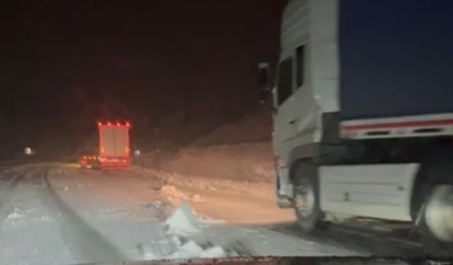 Hakkari-Van Yolunda Kar Kabusu: Sürücüler Mahsur, Yetkililerden Yardım Bekliyor