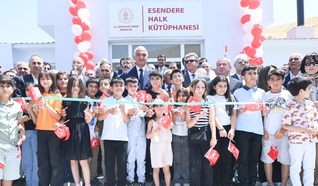 Bakan Ersoy Hakkâri’de: “Her Kitap Gençler İçin Bir Umut”