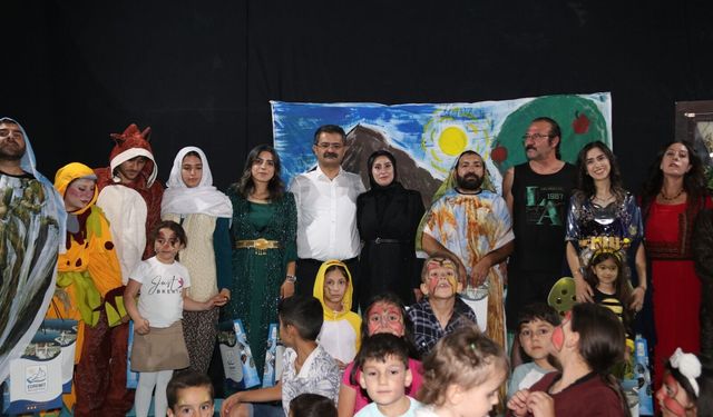 Edremit’te Kürtçe Tiyatro Şöleni: Çocuklar "Pîrê û Rovî" ile Kahkahaya Doydu