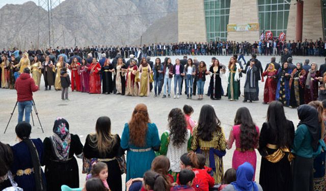 Düğünlerde Halay Başında, Kan Davalarında Sessiz: Van ve Hakkari Ağaları Eleştiriliyor!