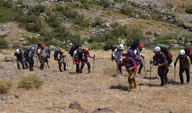 Türkiye’nin Dört Bir Yanından Geldiler, Hakkari’nin Zirvesine Tırmandılar