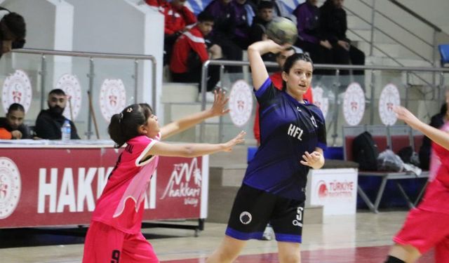 HAKKARİ’DE HENTBOL COŞKUSU: GENÇLER SAHADA TARİH YAZDI