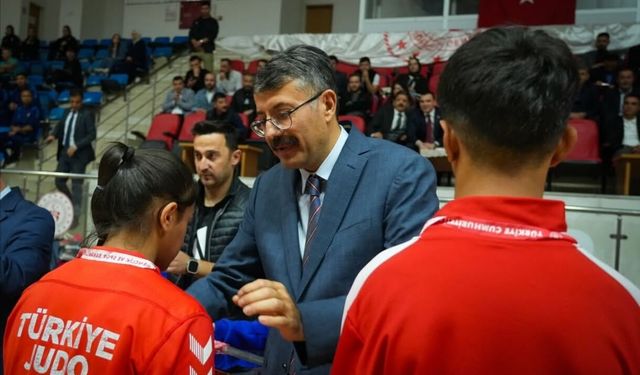 Vali Çelik, Amatör Spor Kulüplerine Nakdi Yardım Programına Katıldı
