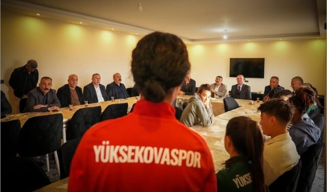 Vali Çelik, Yüksekova Spor Kadın Futbol Takımıyla Bir Araya Geldi