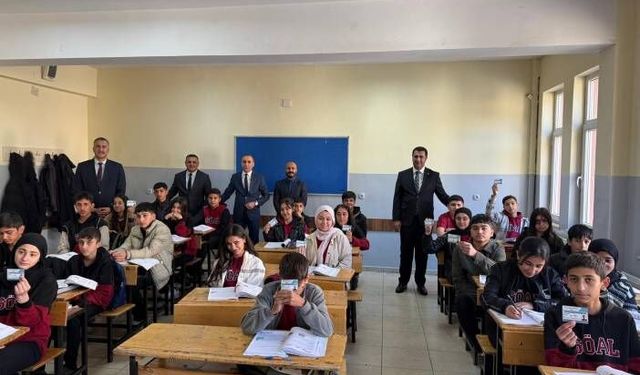 Şemdinli’de Öğrencilere Ücretsiz Ulaşım Desteği