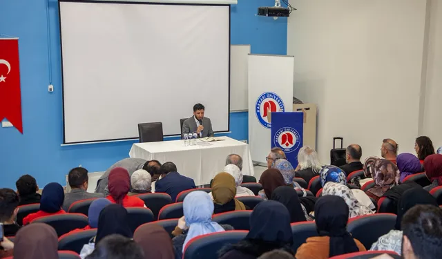 Hakkâri Üniversitesi’nde “Yer Bildirimleri” Konferansı Yoğun İlgi Gördü