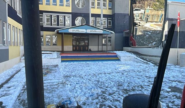 Hakkari’de Okul Önlerinde Buzlanmaya Karşı Seferberlik