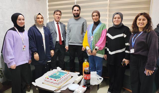 Şemdinli Devlet Hastanesi’nde Örnek Davranış: Başhekim Mustafa Demirbilek’ten Tıbbi Sekreterlere Unutulmaz Jest