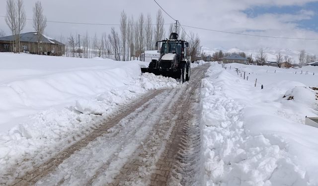 Hakkari’de 74 Yerleşim Yerinin Yolu Ulaşıma Kapandı