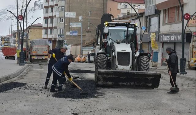 Hakkari’de Bozulan Yollar Sıcak Asfaltla Yenileniyor