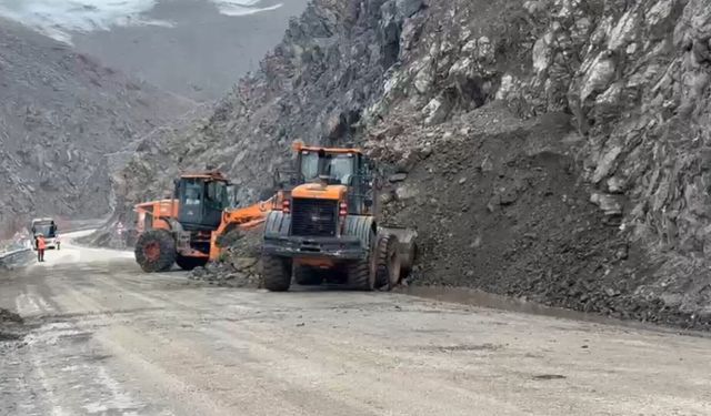 Hakkâri’de Heyelan Sonrası Yol Açıldı: AFAD Riskleri Azaltmak İçin Sahada