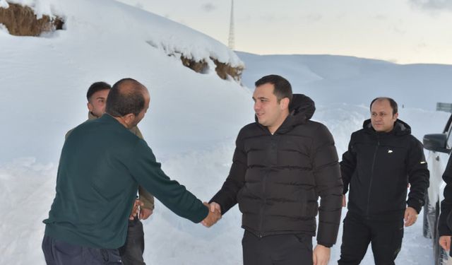 4 Saatte Büyük Başarı: Hakkâri’de 74 Yerleşim Yerinin Yolu Açıldı