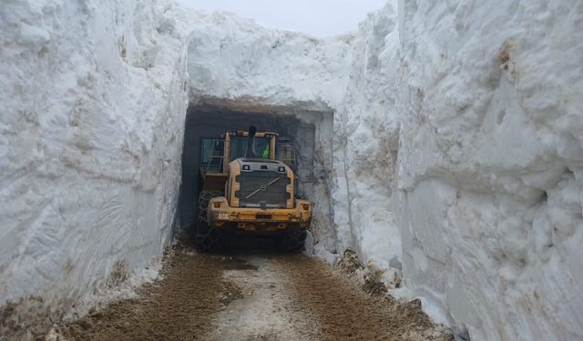 Hakkari’de Nisan Ayında Karla Mücadele Sürüyor