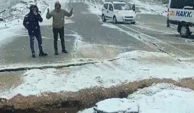 Kar ve Yağış Sonrası Felaket: Hakkâri–Van Karayolu Çöktü, Sürücüler Mahsur Kaldı