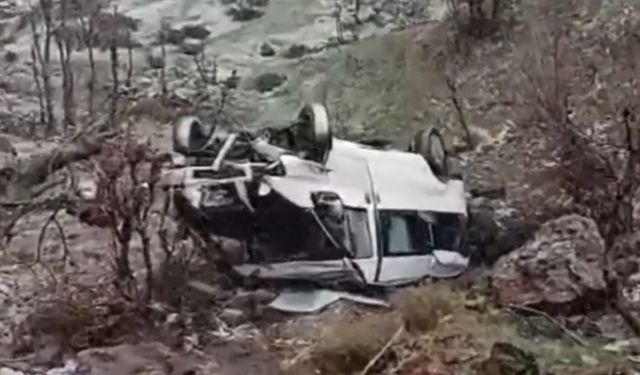 Hakkari’de Yağış Kazaya Neden Oldu: Minibüs Şarampole Yuvarlandı