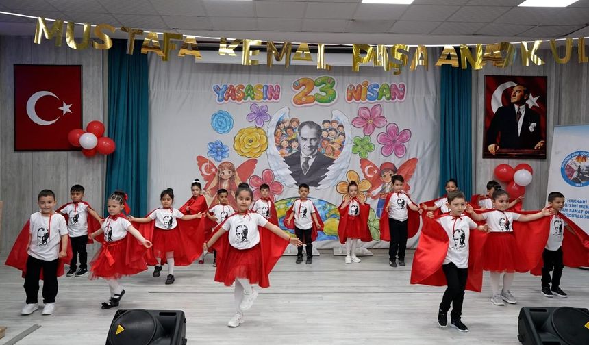 Hakkari’de 23 Nisan Sahnesi Miniklere Emanet