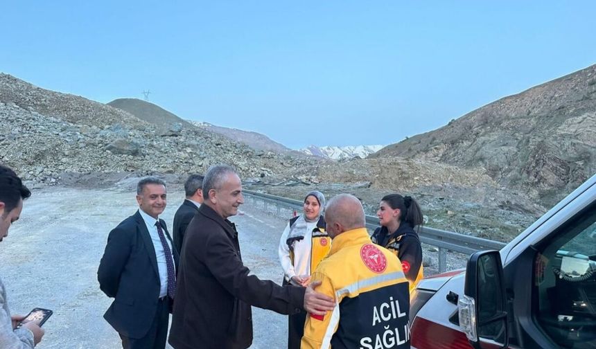 Hakkâri’de Heyelan Bölgesine Sağlık Çıkarması Müdür Kara’dan Yerinde İnceleme
