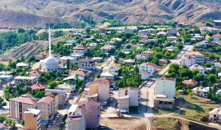 DERECİK'İN TARİHÇESi