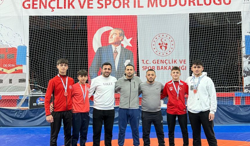 Hakkârili Güreşçilerden U17 Grekoromen’de Gururlandıran Başarı