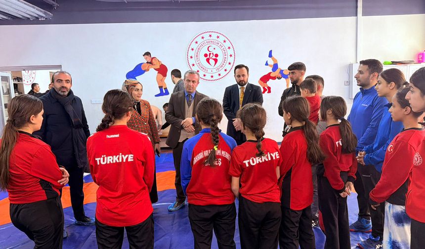 Hakkâri’nin Şampiyonları Antrenmanda Ziyaret Edildi