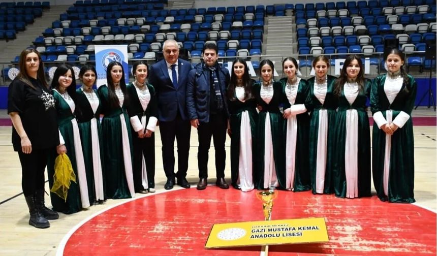 Hakkâri’de Halk Oyunları Coşkusu: 25 Ekip Sahne Aldı