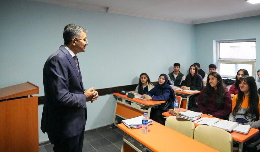 Hakkari’de 3 Bin 154 Öğrencinin YKS Başvuru Ücreti Belediyeden Karşılandı