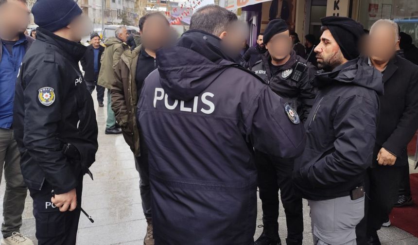 Hakkâri’de Şok Olay: Zabıta Esnafın Başına Kürekle Vurdu