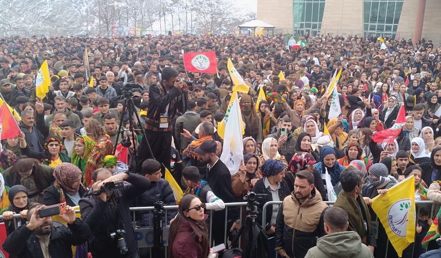 Hakkâri’de Newroz Bayramı Binlerin Katılımıyla Kutlandı