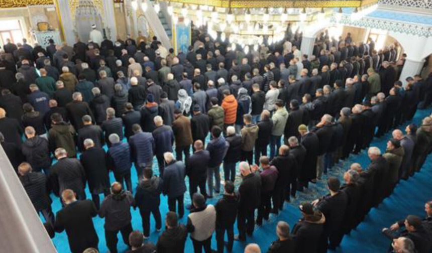 Hakkâri’de Kadir Gecesi Camilerde Dualarla İdrak Edildi